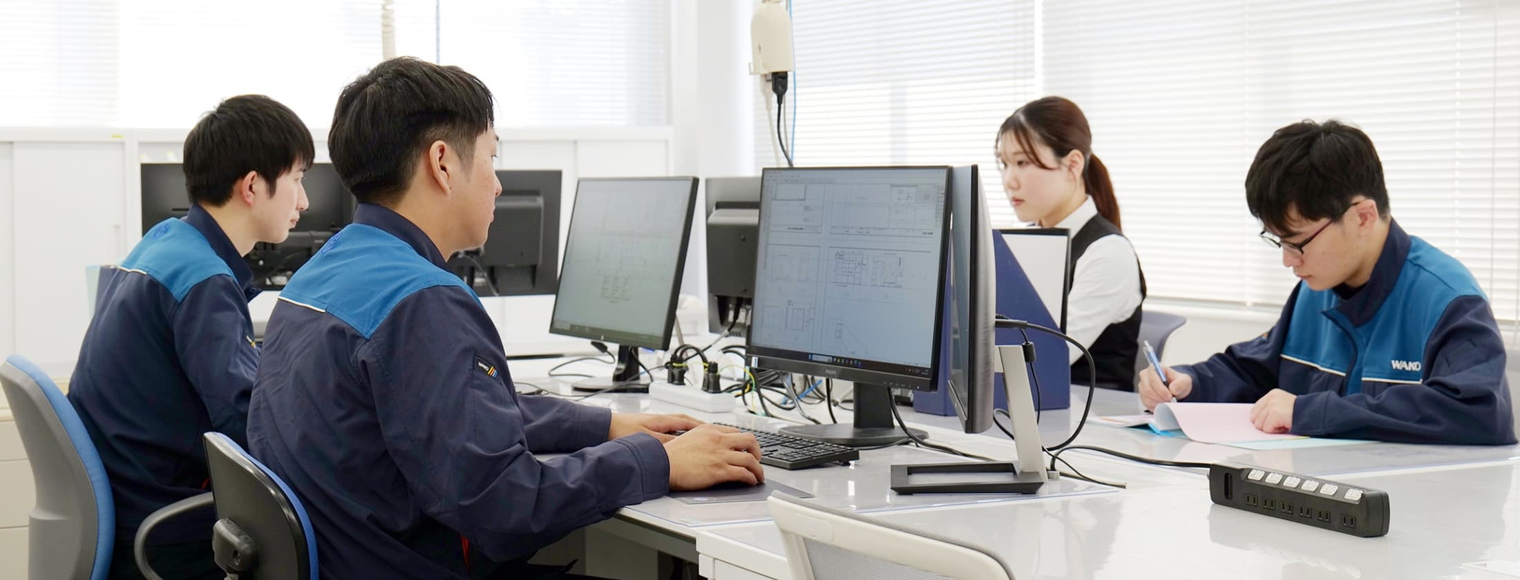 職場で働く社員たち